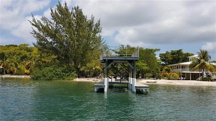 Listing ID: URE0417, The Well Utila, Bay Islands, HN - Beach Front Cabin at the Well, Photo #