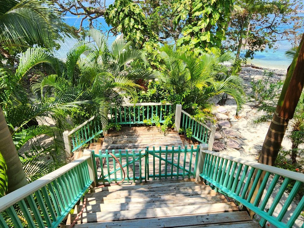 Listing ID: URE0469, Treasure Beach Utila, Bay Islands, HN - Beachfront Home at Treasure Beach, Photo #