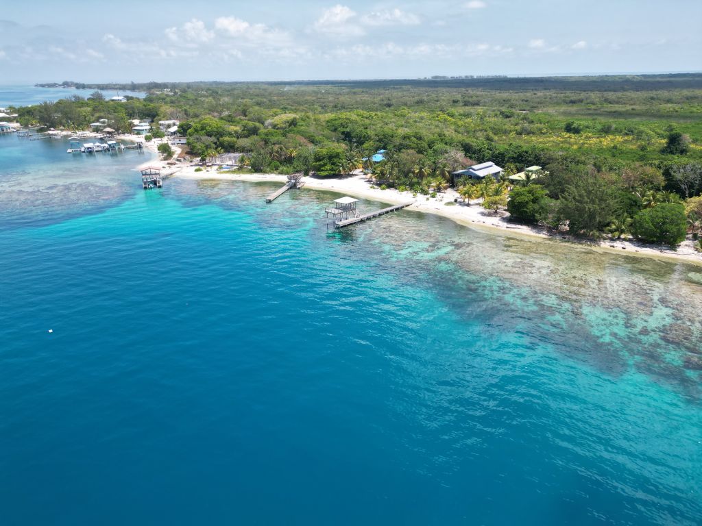 Listing ID: URE0469, Treasure Beach Utila, Bay Islands, HN - Beachfront Home at Treasure Beach, Photo #