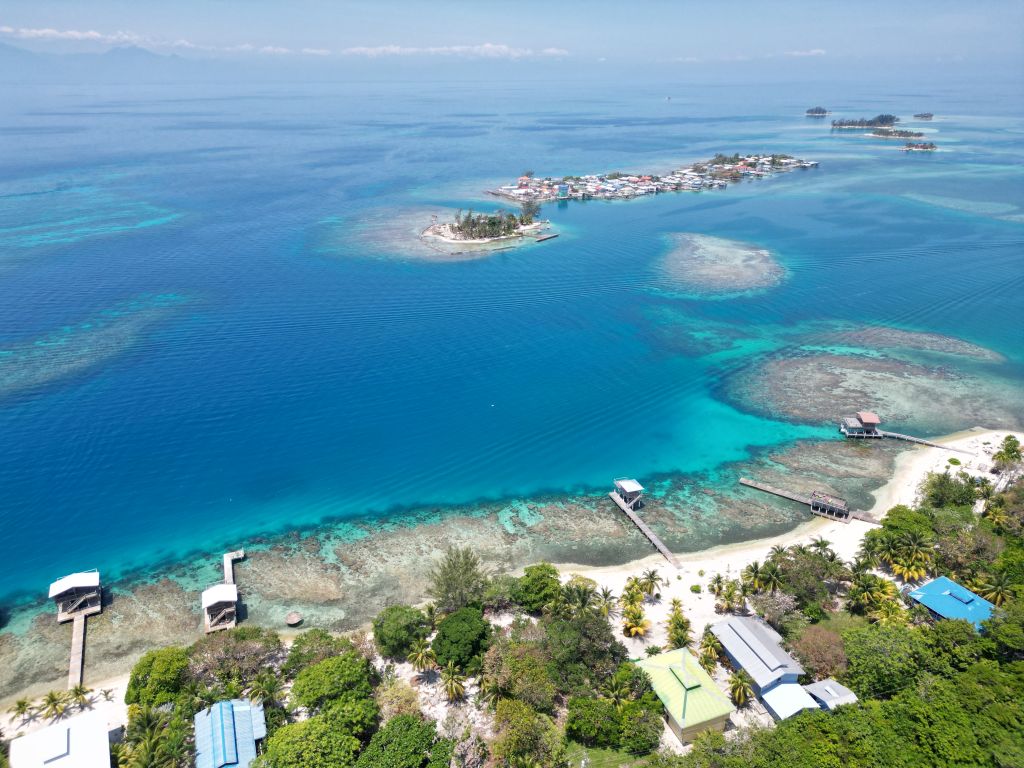 Listing ID: URE0469, Treasure Beach Utila, Bay Islands, HN - Beachfront Home at Treasure Beach, Photo #