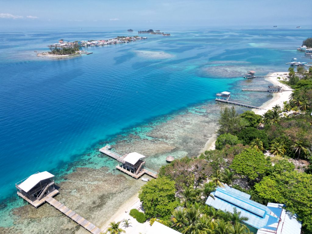 Listing ID: URE0469, Treasure Beach Utila, Bay Islands, HN - Beachfront Home at Treasure Beach, Photo #