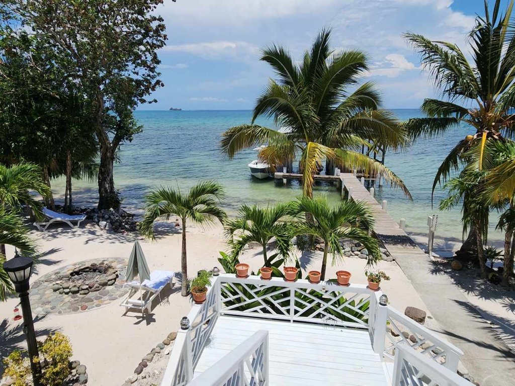 Listing ID: URE0470, Pine Point Utila, Bay Islands, HN - Crystal Beach House at Pine Point, Photo #