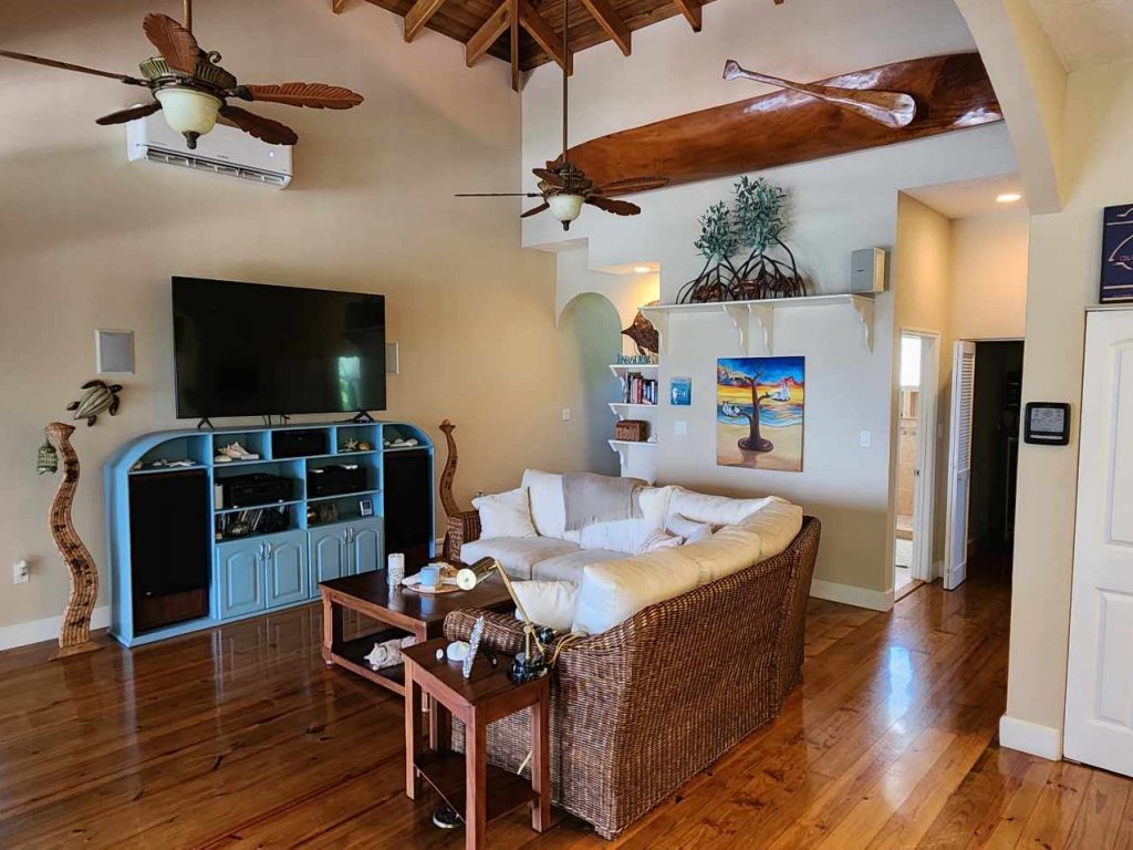 Listing ID: URE0470, Pine Point Utila, Bay Islands, HN - Crystal Beach House at Pine Point, Photo #