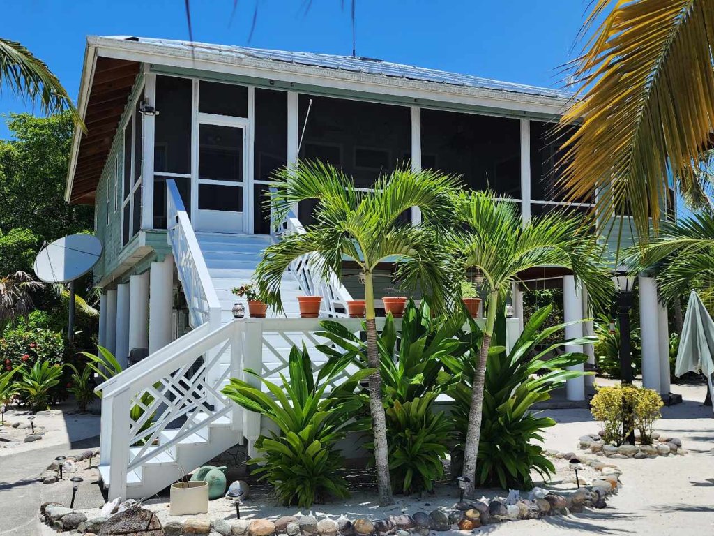 Listing ID: URE0470, Pine Point Utila, Bay Islands, HN - Crystal Beach House at Pine Point, Photo #