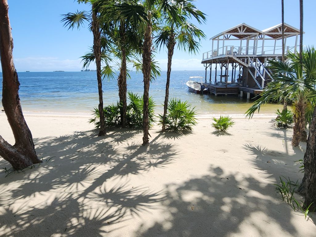 Listing ID: URE0473, Pine Point Utila, Bay Islands, HN - Driftwood Beach House, Photo #