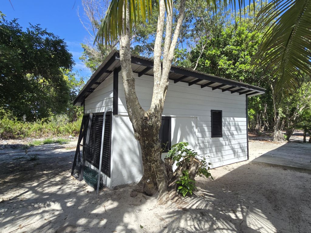 Listing ID: URE0474, Pine Point Utila, Bay Islands, HN - Sandy Shore Beach Home, Photo #
