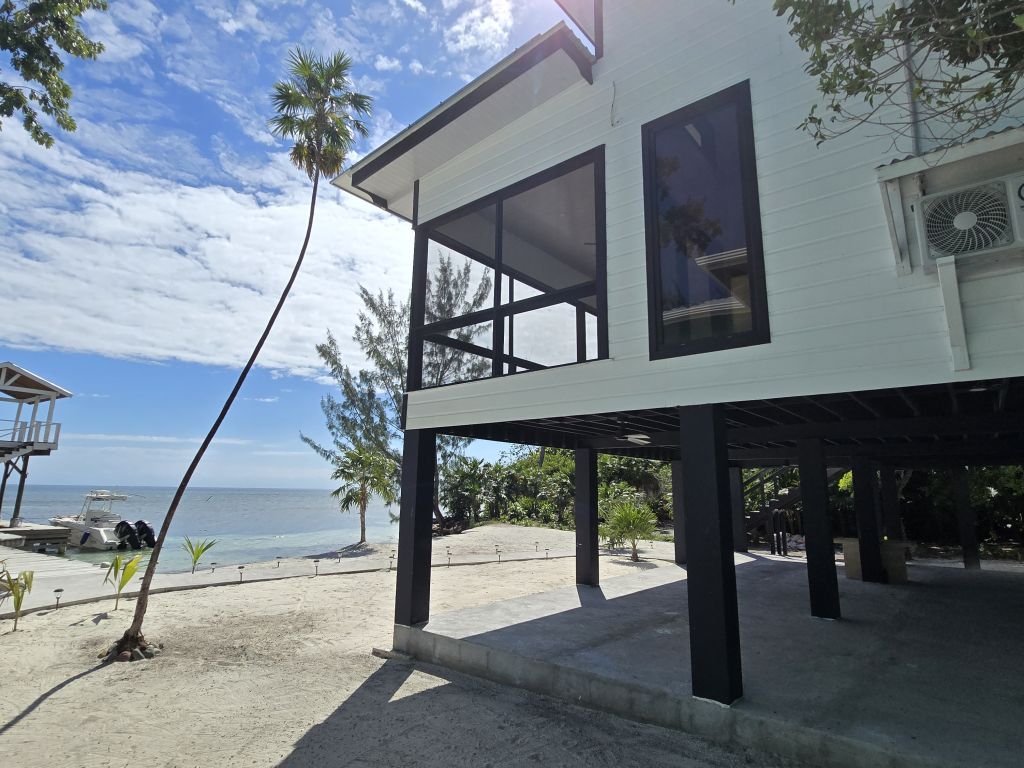 Listing ID: URE0474, Pine Point Utila, Bay Islands, HN - Sandy Shore Beach Home, Photo #