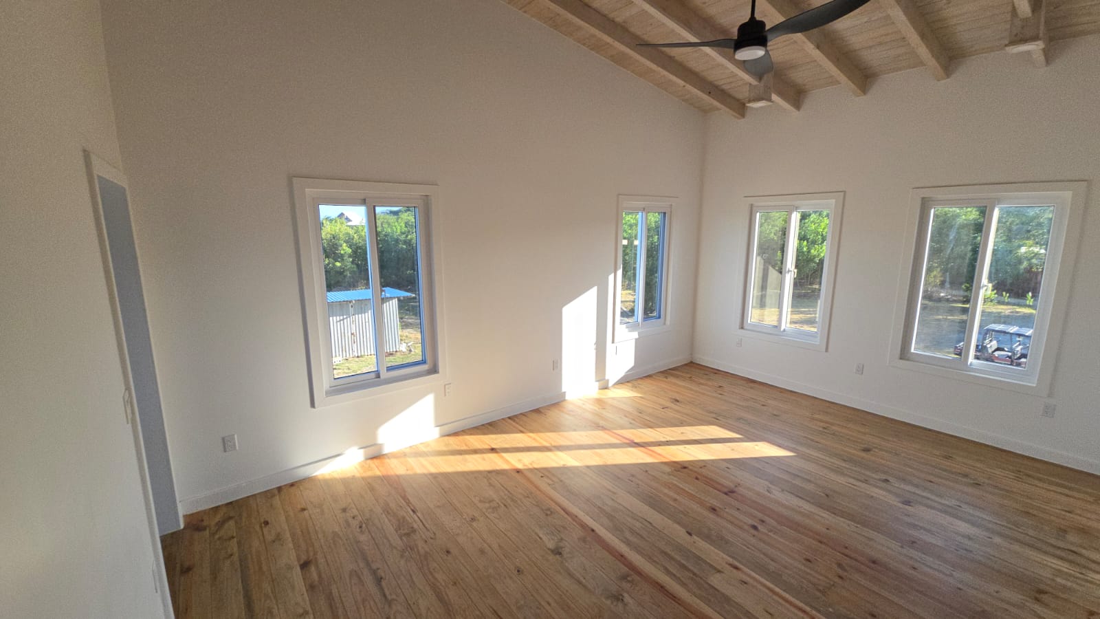 Listing ID: URE0481, Coral Beach Village Utila, Bay Islands, HN - Calypso Cove, Photo #