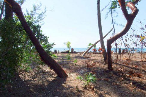 Listing ID: URE0589, Pine Point Utila, Bay Islands, HN - .85 Acre Beachfront At Pine Point (Lot A-15), Photo #