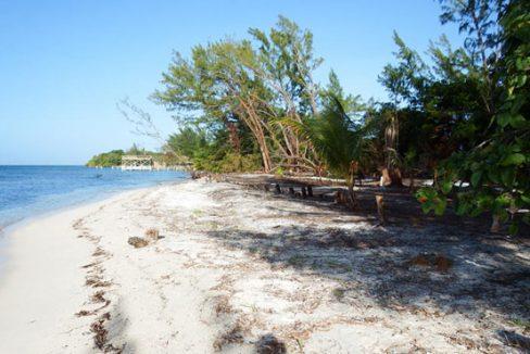 Listing ID: URE0589, Pine Point Utila, Bay Islands, HN - .85 Acre Beachfront At Pine Point (Lot A-15), Photo #