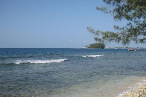 Listing ID: URE0592, Treasure Beach Utila, Bay Islands, HN - 2.14 Acre Beachfront At Treasure Beach With Unfinished House, Photo #