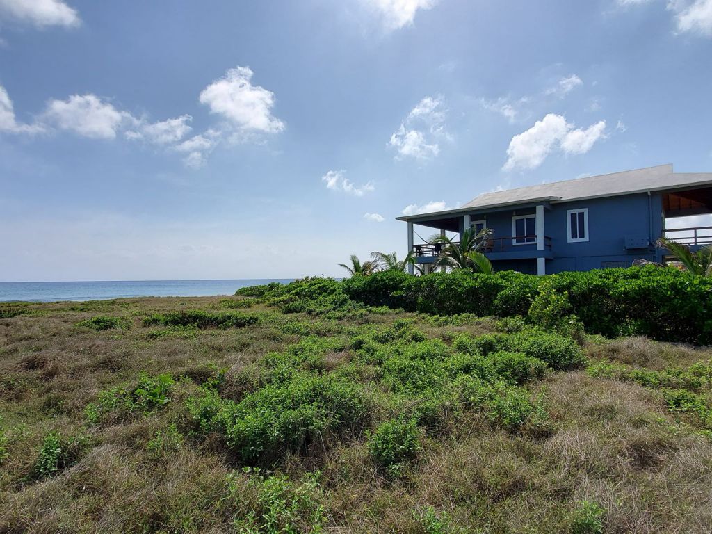 Listing ID: URE0616, Dolphin Run Utila, Bay Islands, HN - Oceanfront Lot At Dolphin Run, Photo #