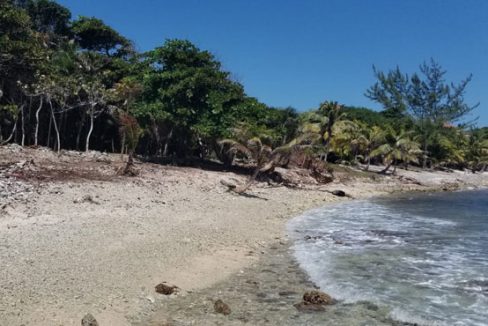Listing ID: URE0620, Silver Gardens Utila, Bay Islands, HN - 0.375 Acre Beachfront Lot At Silver Garden, Photo #