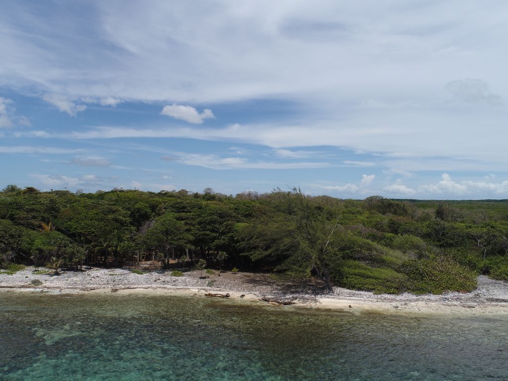 Listing ID: URE0636, Big Rock Utila, Bay Islands, HN - Big Rock Lot #2, Photo #