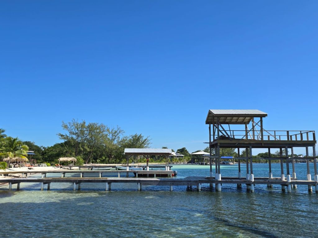 Listing ID: URE0682, Holland Beach Utila, Bay Islands, HN - Lot With Private Dock, Photo #