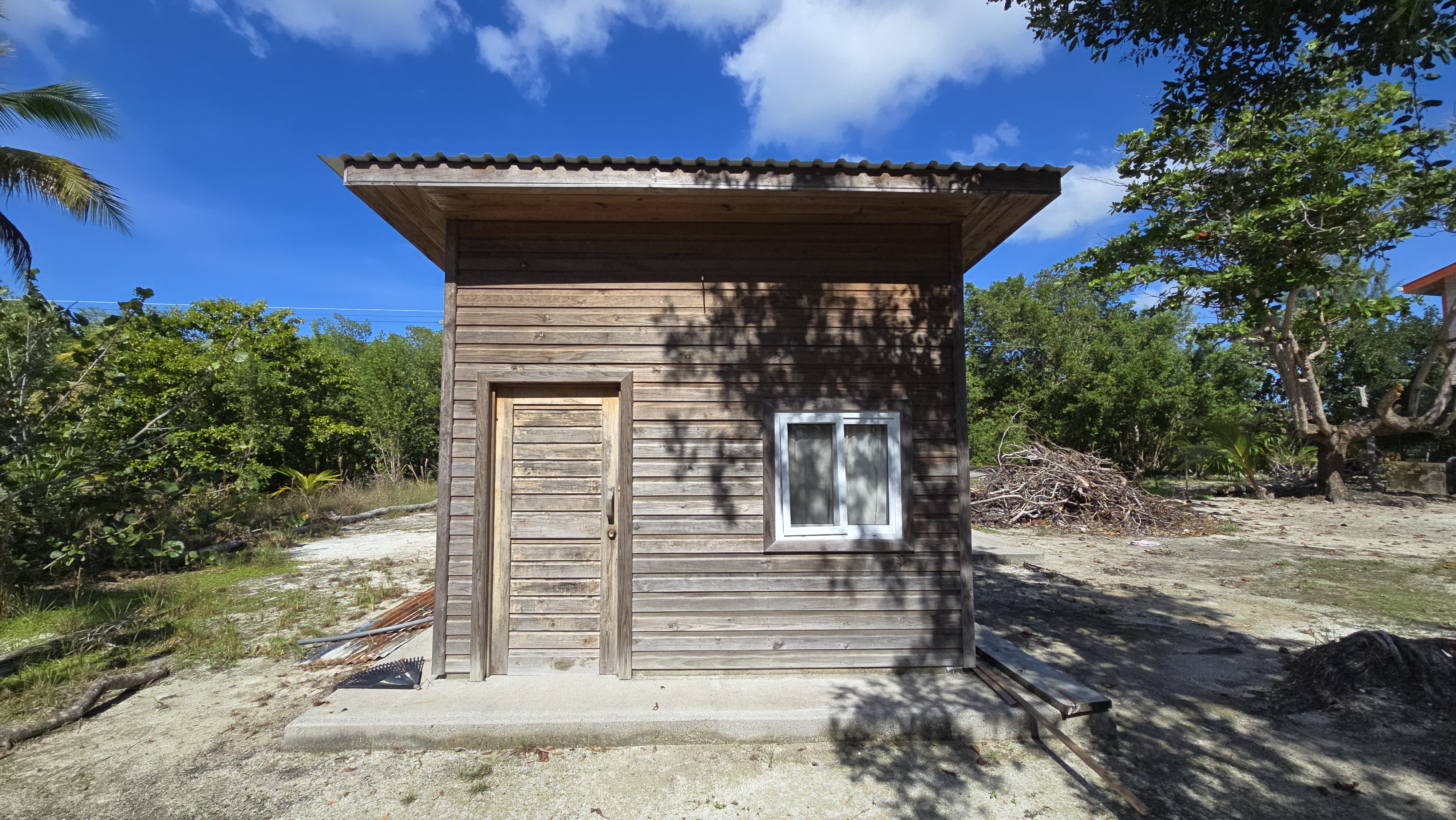 Listing ID: URE0693, Holland Beach Utila, Bay Islands, HN - Oceanfront property with small bodega and boat dock, Photo #