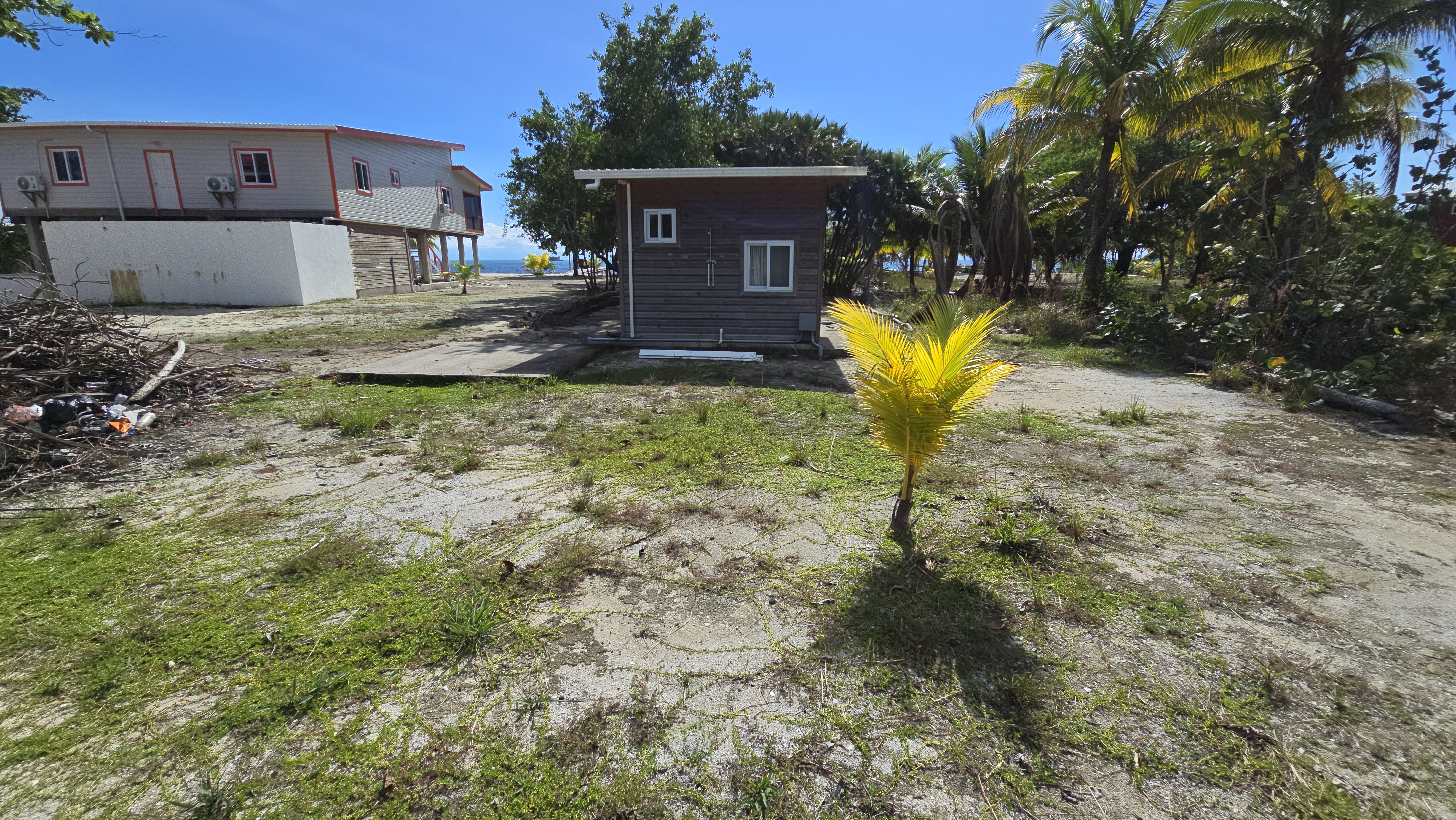 Listing ID: URE0693, Holland Beach Utila, Bay Islands, HN - Oceanfront property with small bodega and boat dock, Photo #
