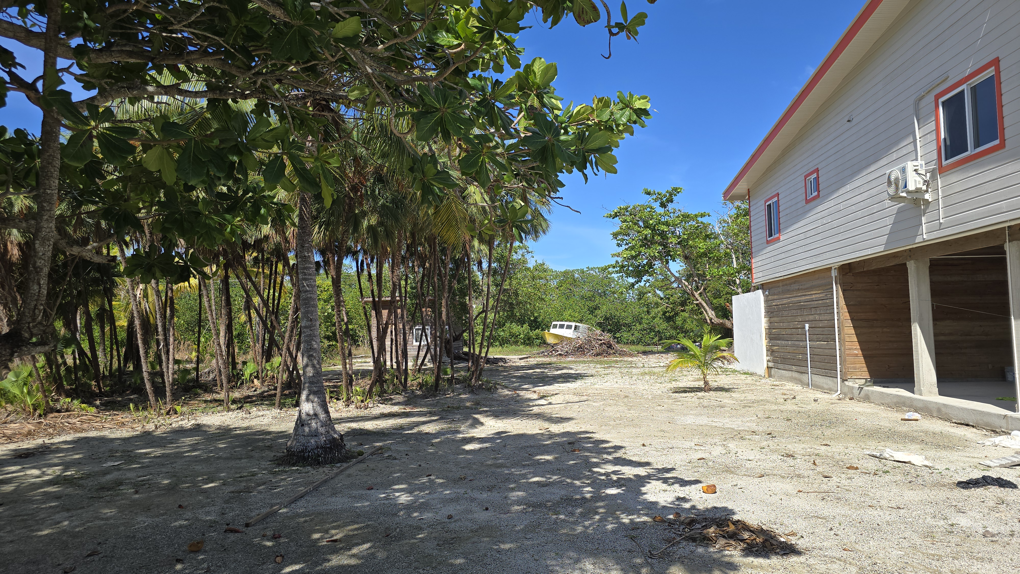 Listing ID: URE0693, Holland Beach Utila, Bay Islands, HN - Oceanfront property with small bodega and boat dock, Photo #