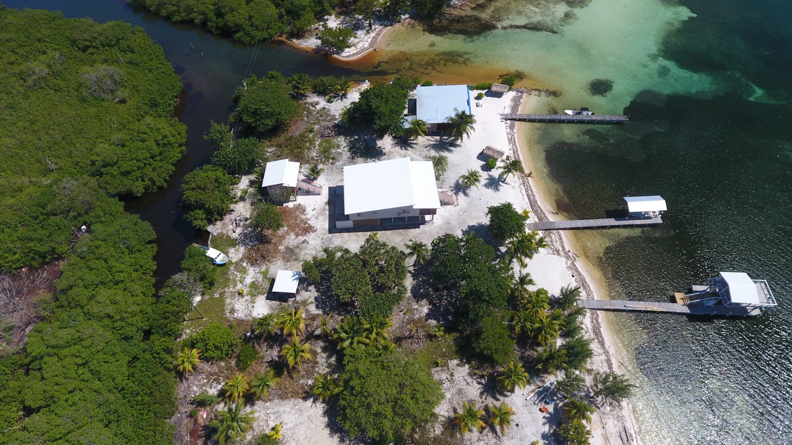 Listing ID: URE0693, Holland Beach Utila, Bay Islands, HN - Oceanfront property with small bodega and boat dock, Photo #