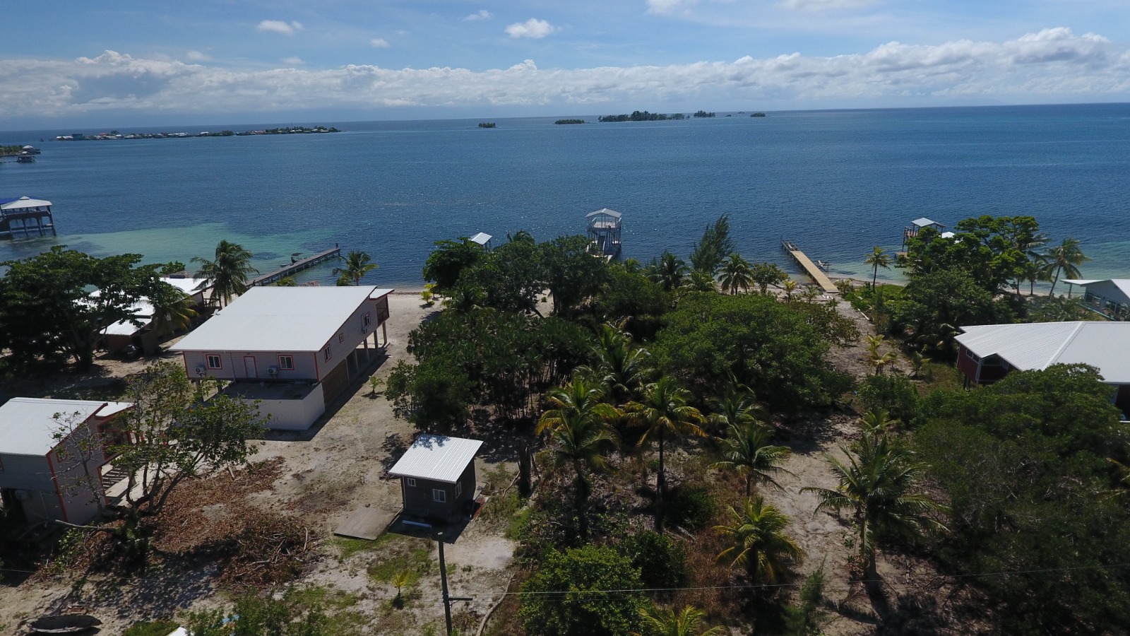 Listing ID: URE0693, Holland Beach Utila, Bay Islands, HN - Oceanfront property with small bodega and boat dock, Photo #