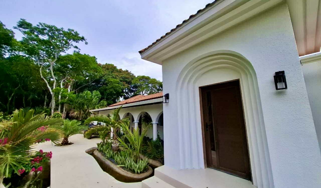Listing ID: URE0719, New Jericho Utila, Bay Islands, HN - Fortalaza Main House, Photo #