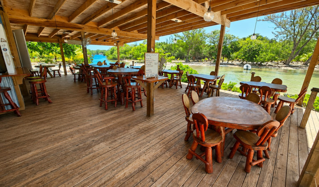 Listing ID: URE0720, Holland Beach Utila, Bay Islands, HN - The Dive Bar & Restaurant, Photo #