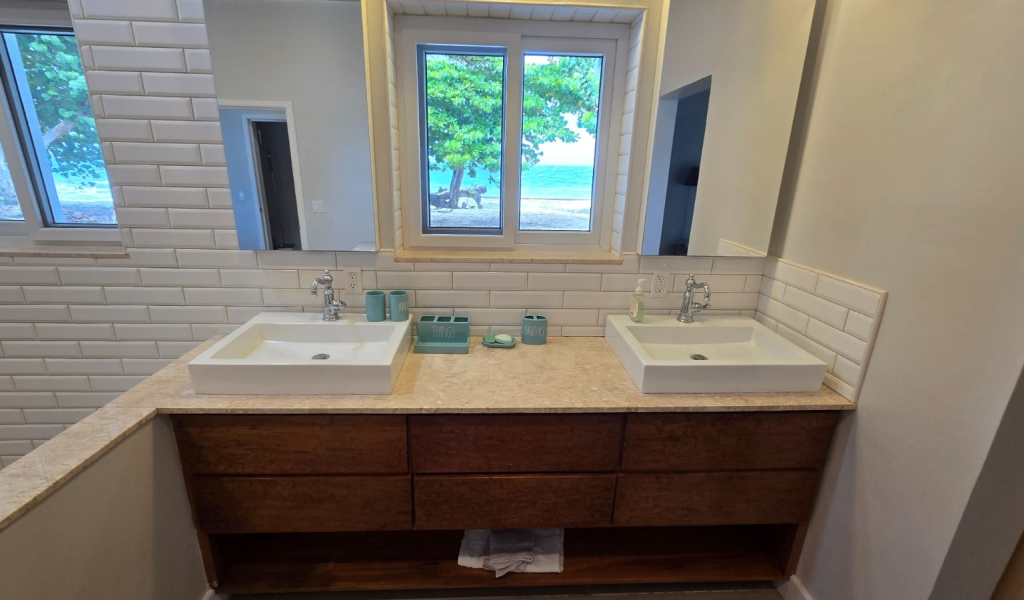 Listing ID: URE0725, Joshoa Point Utila, Bay Islands, HN - Deja Blue, Photo #
