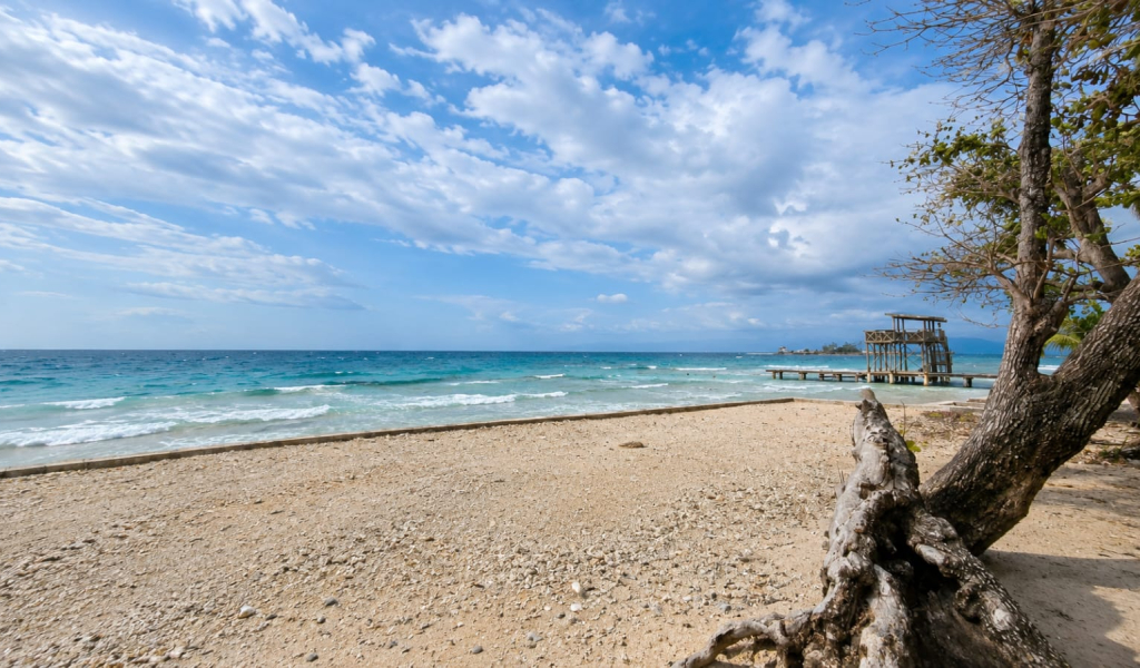 Listing ID: URE0725, Joshoa Point Utila, Bay Islands, HN - Deja Blue, Photo #